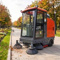 Balayeuse de voirie électrique robuste, autoportée, forte capacité de montée (25% de pente), cabine fermée, bac à poussière 200L, certifiée CE