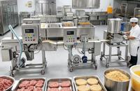 Chaîne de production de galettes de viande à haute efficacité pour la panification et l'enrobage des galettes de burger, des nuggets de poulet, des filets de poisson et des coupes de porc CE