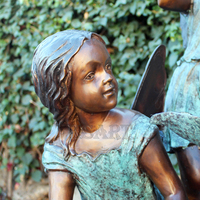 Petit ange en bronze au design moderne et fontaine d'eau féerique Statue de jeu pour enfants populaire pour les jardins en vente