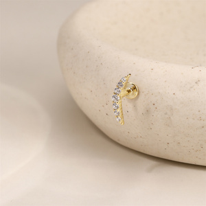 Pendiente de Plata de Ley S925 Chapado en Oro Premium con Circonita Cúbica de Base Plana, Joyería Fina Minimalista para Cartílago para Mujer - Product Image 2