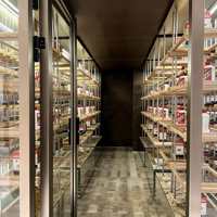 Cave à vin et spiritueux sur mesure haut de gamme, armoire de présentation et de stockage en bois et métal, avec système de refroidissement, pour usage commercial de luxe