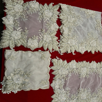 Ensemble de chemins de table en polyester durable avec broderie à la main de motifs géométriques et perles pour Noël, 16 ensembles
