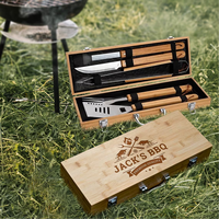 Coffret d'ustensiles de barbecue en bambou gravé sur mesure – Étui personnalisé pour outils de grillade – Cadeau pour papa, témoin de mariage, entreprise, ou pour l'inauguration d'une maison