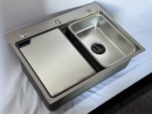 อ่างล้างจานครัวทันสมัย Lehman Creek 6045 ผลิตจากโรงงาน หนาพิเศษ 3+0.75 มม. ผลิตจากเหล็ก SUS304 แบบอ่างเดี่ยว 4 รู ติดตั้งแบบฝังใต้เคาน์เตอร์ สำหรับใช้ในบ้าน - Product Image 6