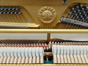 Piano Vertical Yamaha U1E de 88 Teclas, Color Blanco, Estilo Clásico, Teclas Contrapesadas, Montaje en Suelo, Tablero de Sonido de Madera Sólida 897619 - Product Image 2