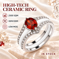 Bague en céramique blanche avec double tige en acier inoxydable, centre en zircon rouge et pavé de zircons transparents, cadeau de mariage, vente en gros OEM ODM