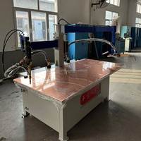 Machine de soudage par points à plateforme à bras oscillant avec table de contact pour armoires électriques, coffrets de commutation, boîtes de commande