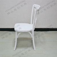 Chaise en bois durable de style classique de ferme blanche pour la restauration, empilable en croix, pour les événements de banquet