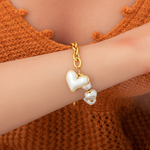กำไลข้อมือสแตนเลสสตีล 18K PVD ชุบทอง ประดับมุกและเปลือกหอย ดีไซน์หลากหลาย พร้อมจี้รูปหัวใจและสัตว์ทะเล |   กันน้ำและป้องกันการแพ้ - Product Image 3