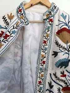 À la main Suzani broderie femmes Slim-Fit court veste d'hiver manteau nouveau tissu polaire d'exportation avec remplissage en coton - Product Image 4