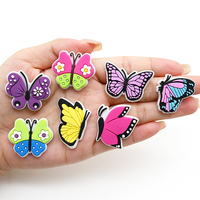 Nouveauté Sandales sabots animaux multicolores personnalisées de créateur Charmes de chaussures papillon en PVC souple Décoration de chaussures colorée