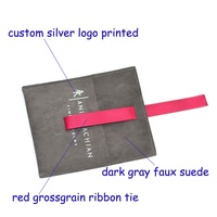 Pochette à bijoux en daim gris foncé avec logo argenté personnalisé 12*9cm, ruban et deux compartiments séparateurs
