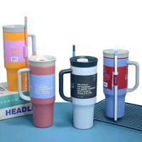 Botol Minum Tumbler Stainless Steel Kapasitas 40oz dengan Pegangan, Model Klasik untuk Aktivitas Luar Ruangan, Laris Manis