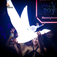 Présentoir de bouteille de vodka en acrylique personnalisé LiqVis en forme d'oie, avec logo, blanc et gris, avec LED, pour la publicité dans les boîtes de nuit et les fêtes