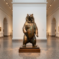 Sculpture d'ours en bronze puissante avec base ornée - Figurine d'animal classique de luxe en bronze pour grands intérieurs, sculpture d'ours en bronze