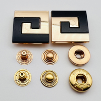 Kancing Tekan Logam Persegi Dua Warna Emas Poles Hitam Matte Interlock Relief Press Stud 24mm 4 Bagian untuk Jaket Kulit