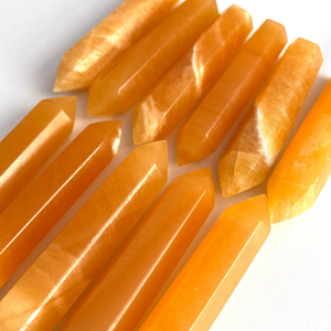 Venta al por mayor de torres de cristal natural, puntas de calcita ámbar, varitas de cuarzo y puntas de piedras preciosas sueltas para manualidades y decoración del hogar - Product Image 1