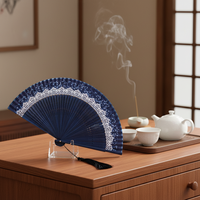 Éventail pliant en bambou fait main de style chinois avec dentelle et pompon, en soie, pour la danse, idéal pour Hanfu et Cheongsam