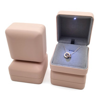 Coffret à bijoux en cuir de luxe personnalisé emballage de mariage laqué bijoux avec pendentif bague avec boîte à lumière LED