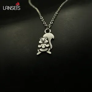 Collana con Ciondolo Animale Carino per Donne, Pendente a Forma di Scoiattolo Kawaii, Collana con Scoiattolo Grasso che Mangia Pigne - Product Image 1