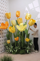 Composition florale géante de tulipes roses faites à la main, sur pied, en papier, pour vitrine de centre commercial, hall de mariage, photomaton