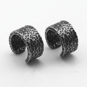 Manchette d'oreille pour homme en acier inoxydable 316L, étanche, hypoallergénique, large, martelée, sans perçage, à clipser, style vintage industriel - Product Image 1