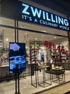 จอแสดงผล LCD ความสว่างสูงแบบแขวนสำหรับหน้าร้านค้า จอโฆษณาดิจิทัลพร้อมเครื่องเล่นมีเดีย ขนาด 43 55 65 นิ้ว สำหรับติดตั้งหน้าต่าง - Product Image 5