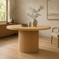 Table de salle à manger ronde en chêne massif avec piétement cannelé, table cylindrique en bois naturel pour salle à manger et restaurant