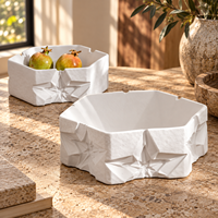 Plateau décoratif en céramique blanche avec motif géométrique en relief étoilé, plateau sculptural pour la décoration moderne de la maison
