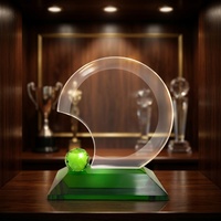 Trophée en verre de luxe personnalisé en forme de croissant de lune géométrique avec boule verte à facettes et base, livraison sécurisée, directement de l'usine