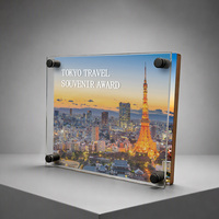 Plaque acrylique personnalisée Paysage Urbain avec support en bois – Cadeau commémoratif idéal, Trophée de reconnaissance, Récompense