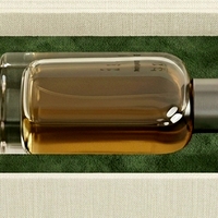 Boîte à parfum rigide de luxe sur mesure, style livre blanc magnétique, présentation horizontale pour emballage de parfum personnalisé