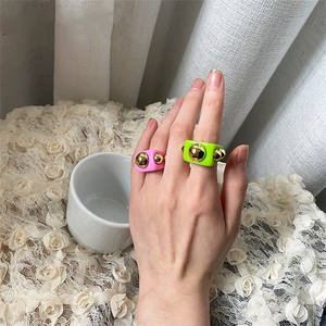 트렌디하고 인기 있는 스타일의 기하학적 디자인의 플라스틱 레진 배꼽 링 여성용 손가락 반지 - Product Image 3