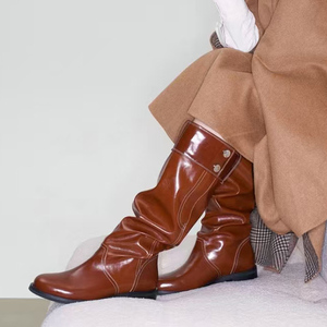 Botas altas holgadas de mujer con tacón plano, parte superior plisada con botón metálico, ajuste ancho, hasta la rodilla, con costuras - Product Image 1