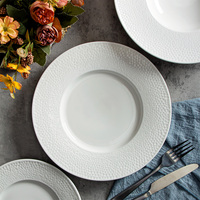 JQY Plats et assiettes blancs Vente en gros Prix d'usine Ensemble de vaisselle en céramique Plats en porcelaine à motif martelé pour restaurant