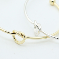 Bracelet manchette en acier inoxydable avec nœud d'amour, plaqué or 18 carats, ajustable, motif cœur, poli miroir, minimaliste, empilable