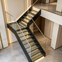 Escalier moderne en métal avec marches en verre trempé, garde-corps en verre, design droit pour usage intérieur, services personnalisés, garantie de 5 ans