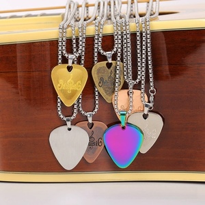 Collier pendentif plectre de guitare en acier inoxydable, gravé d'une note de musique, pour guitaristes rock - Product Image 4
