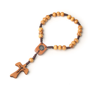 Braccialetto Rosario Cattolico <span class=keywords><strong>in</strong></span> Legno di Pino Naturale 8mm, Perline da Preghiera Annodate a Mano, Crocifisso <span class=keywords><strong>in</strong></span> Legno, Rosario Religioso da Polso per Battesimo - Product Image 2