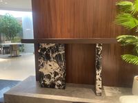 Table console moderne contemporaine avec base en marbre artificiel et plateau en bois pour salon, chambre, villa, hôtel, décoration