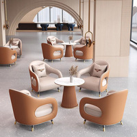 Ensemble de table et de chaises en cuir sculpté de style européen moderne haut de gamme - Design durable, ergonomique et respectueux de l'environnement