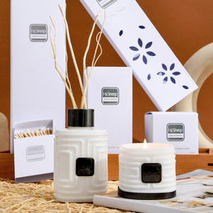 Coffret cadeau d'aromathérapie sans flamme avec logo personnalisé en usine, style moderne, flacons en verre, parfum floral, bougie à la cire de soja à base de plantes - Product Image 3