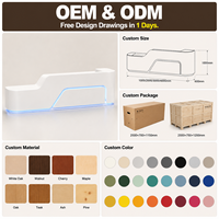 Bureau d'accueil moderne blanc brillant, structure démontable, bande LED bleue, double niveau, pente incurvée pour bureau d'entreprise, OEM personnalisé