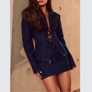 Ensemble deux pièces en denim brut personnalisé avec haut à manches longues boutonné et short au-dessus du genou pour femmes - Product Image 1