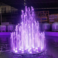 Fontaine musicale circulaire de grande envergure pour place publique extérieure, avec jets d'eau dansants décoratifs et éclairage LED RGB central à jets hauts