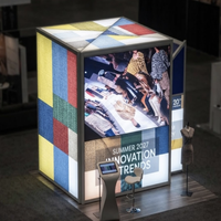 Stand d'exposition personnalisé 20x20 avec écran rétroéclairé SEG et support TV pour Texworld New York City Été 2027
