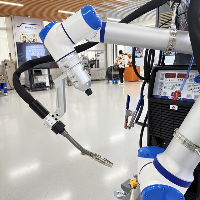 Integrated Cobot Welding Workstation Portable Collaborative Robot Turnkey MIG MAG PLC Motor 3kg Payload Welding Station