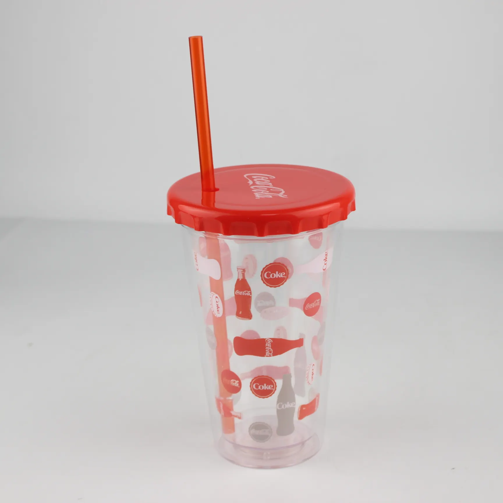 A nova iorque isolou tumbler, comer bolo para o café da manhã