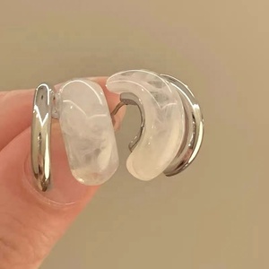 ต่างหูแฟชั่นเกาหลีสำหรับผู้หญิง ดีไซน์เก๋ไก๋ สีชมพู ฟ้า ขาว รูปทรงตัว C แบบเรขาคณิต หลายชั้น ทำจากโลหะผสม ประดับคริสตัลใส - Product Image 5