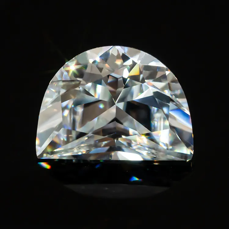 Goldleaf Jewelry Piedra preciosa de moissanita blanca de alta calidad VVS Claridad Forma de media luna Diamante de moissanita Suelto